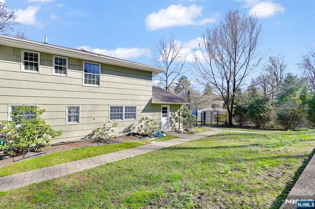 31 Chelsea Court, Hillsdale, NJ 07642