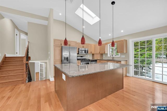 31 Chelsea Court, Hillsdale, NJ 07642