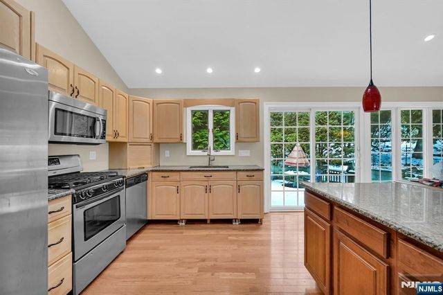 31 Chelsea Court, Hillsdale, NJ 07642