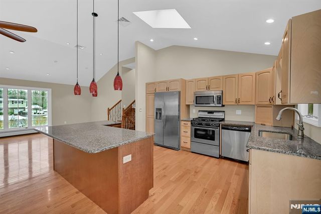 31 Chelsea Court, Hillsdale, NJ 07642
