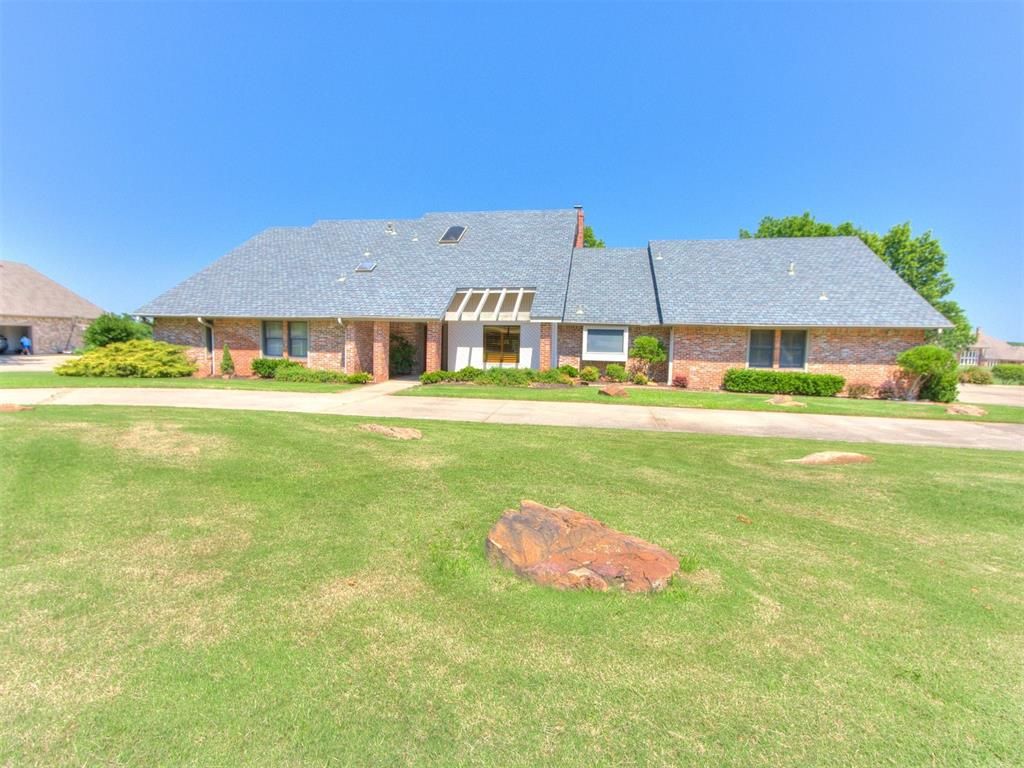 9 Country Club Road, Shawnee, OK 74801