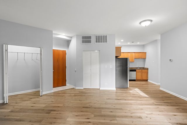 2451 W Howard Street 106, Chicago, IL 60645