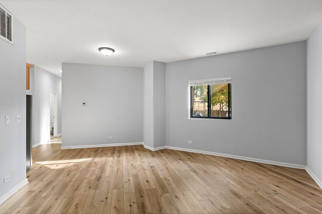 2451 W Howard Street 106, Chicago, IL 60645