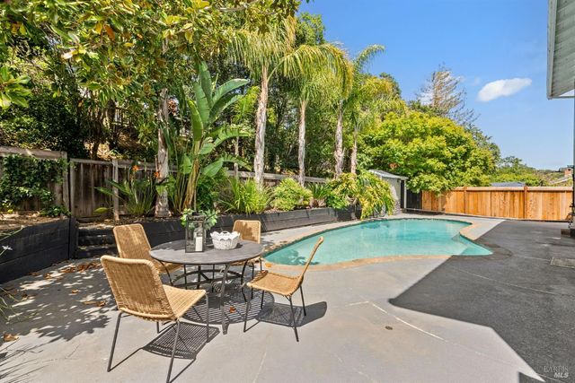 38 Twelveoak Hill Dr, San Rafael, CA 94903