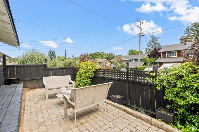 38 Twelveoak Hill Dr, San Rafael, CA 94903