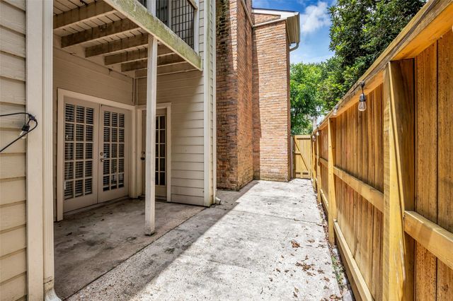 2001 Bering Drive 3J, Houston, TX 77057