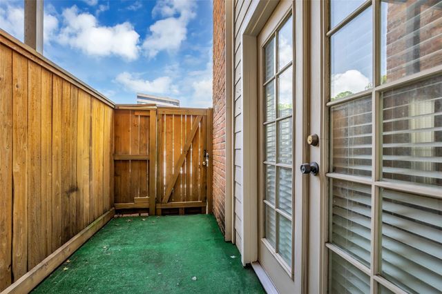 2001 Bering Drive 3J, Houston, TX 77057