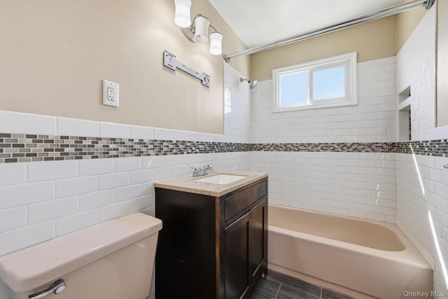 144-10 256th Street 2nd Fl, Rosedale, NY 11422