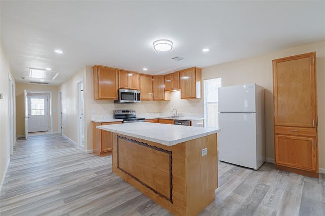 530 6th Street, Sealy, TX 77474