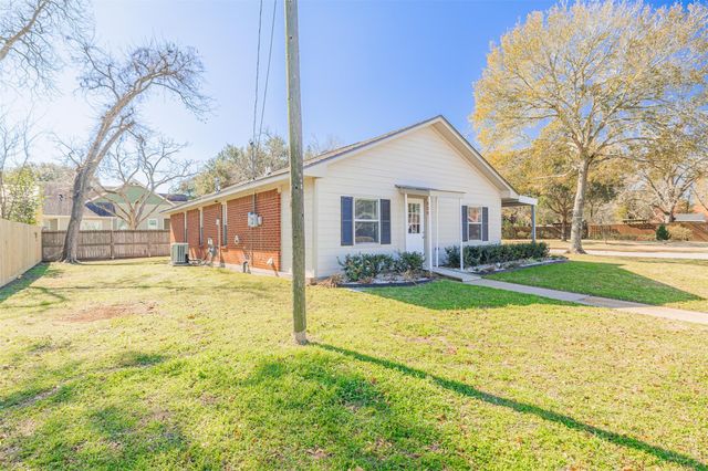 530 6th Street, Sealy, TX 77474