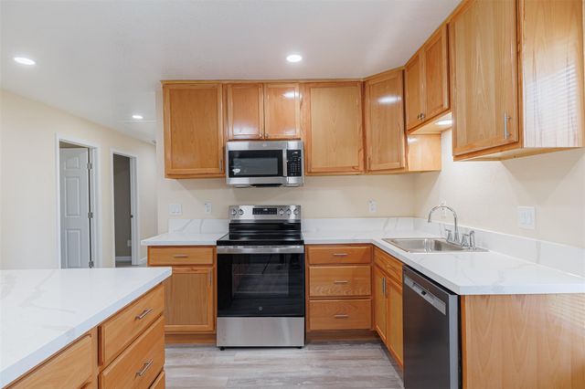 530 6th Street, Sealy, TX 77474