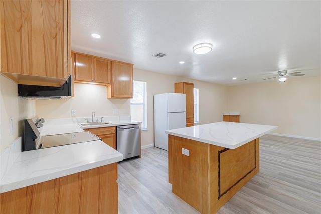 530 6th Street, Sealy, TX 77474