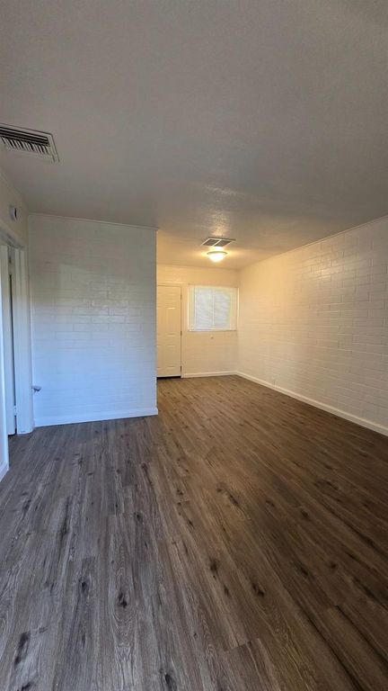 Image 10 of property listing at 3335 E Normal Avenue, Fresno, CA 93703