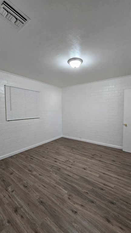 Image 8 of property listing at 3335 E Normal Avenue, Fresno, CA 93703