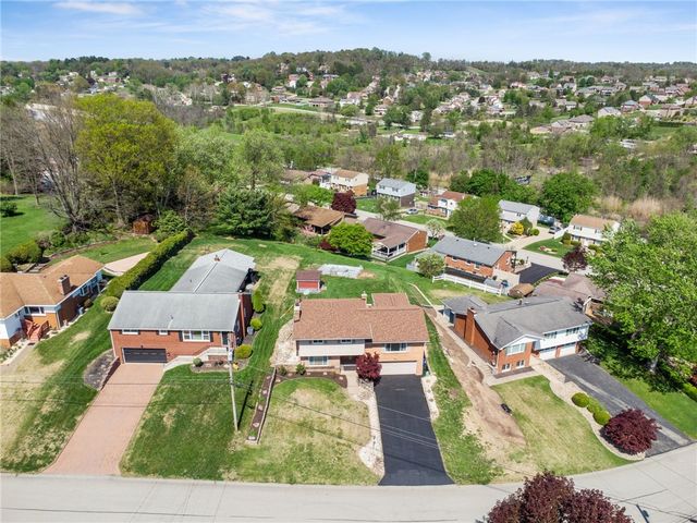 154 Manchester Drive, Irwin, PA 15642