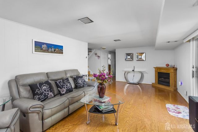 7 Vauxhall Road, East Brunswick, NJ 08816