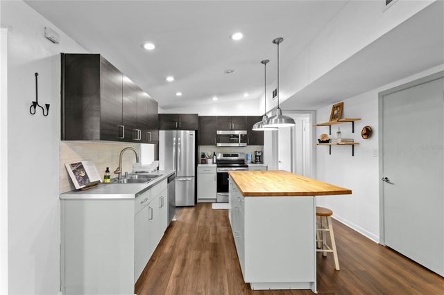 2407 S LOIS AVENUE, Tampa, FL 33629