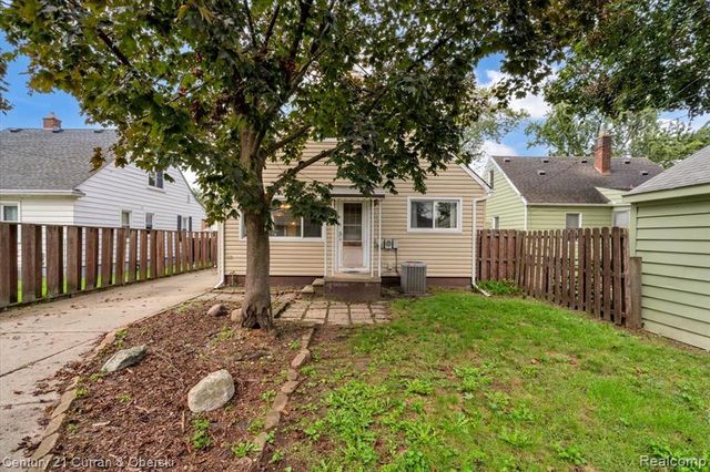 24911 Notre Dame Street, Dearborn, MI 48124
