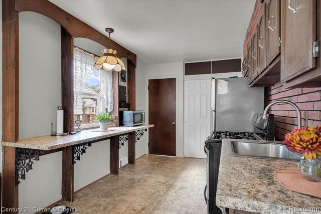 24911 Notre Dame Street, Dearborn, MI 48124