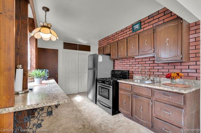 24911 Notre Dame Street, Dearborn, MI 48124