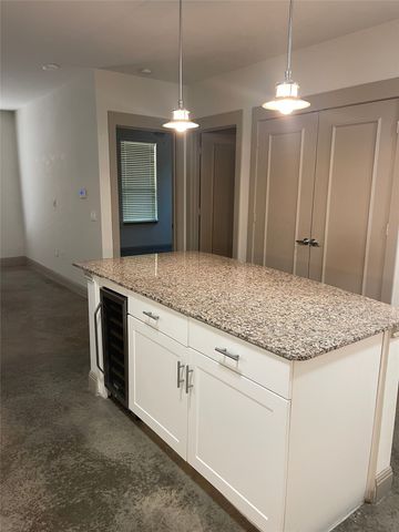908 N Bishop Avenue 2-104, Dallas, TX 75208