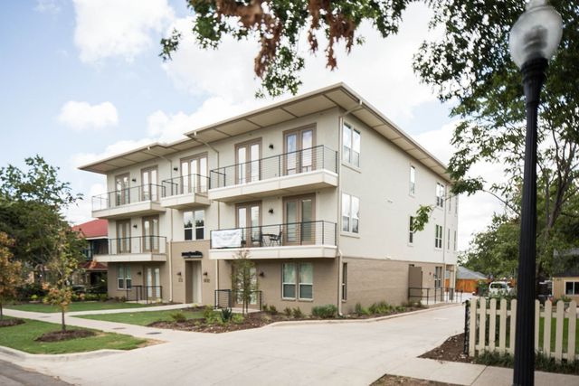 908 N Bishop Avenue 2-104, Dallas, TX 75208