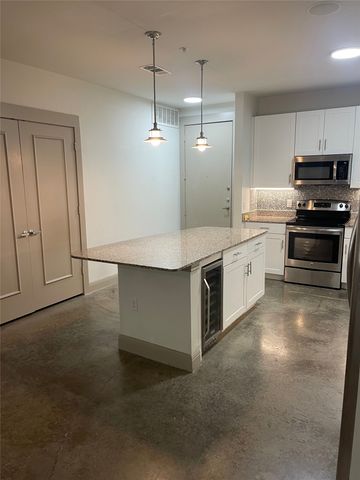 908 N Bishop Avenue 2-104, Dallas, TX 75208