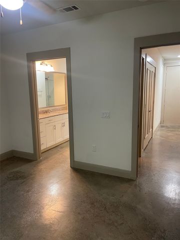908 N Bishop Avenue 2-104, Dallas, TX 75208