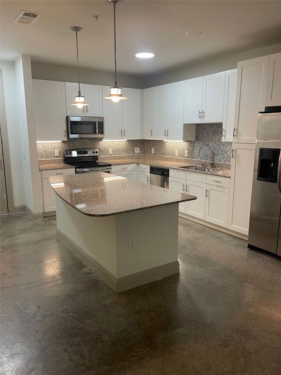 908 N Bishop Avenue 2-104, Dallas, TX 75208