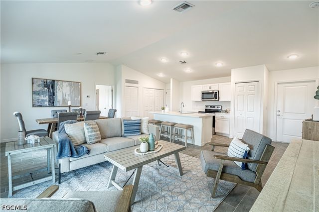 2124 NW 27th TER, Cape Coral, FL 33993