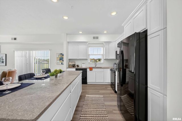 2592 Middle Rd Apt 202, Bettendorf, IA 52722