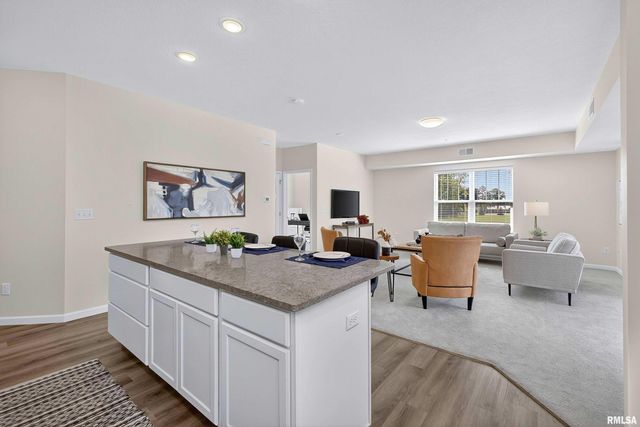 2592 Middle Rd Apt 202, Bettendorf, IA 52722