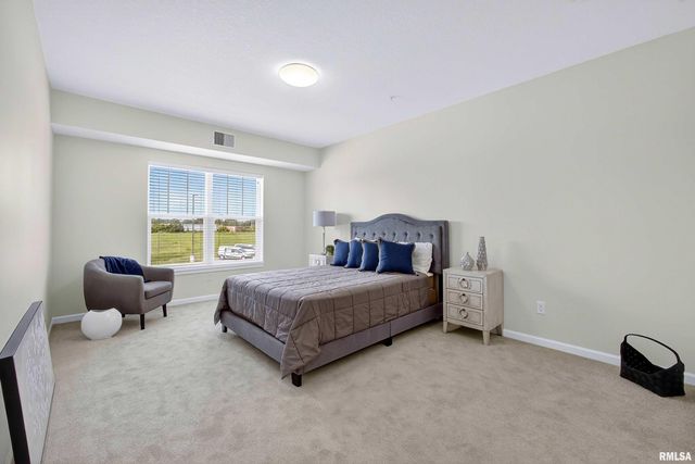 2592 Middle Rd Apt 202, Bettendorf, IA 52722