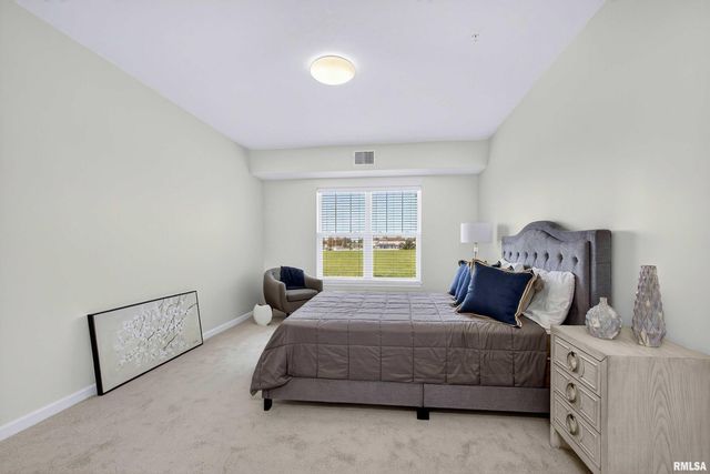 2592 Middle Rd Apt 202, Bettendorf, IA 52722