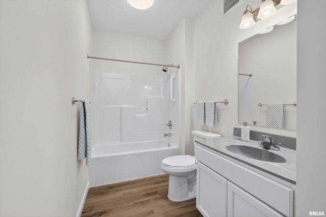 2592 Middle Rd Apt 202, Bettendorf, IA 52722