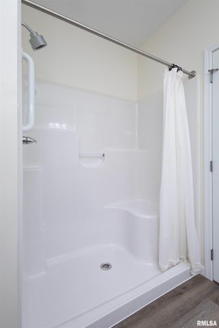 2592 Middle Rd Apt 202, Bettendorf, IA 52722