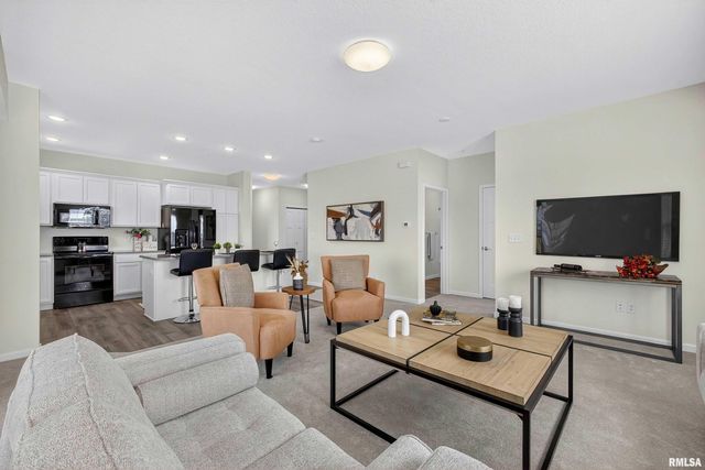 2592 Middle Rd Apt 202, Bettendorf, IA 52722