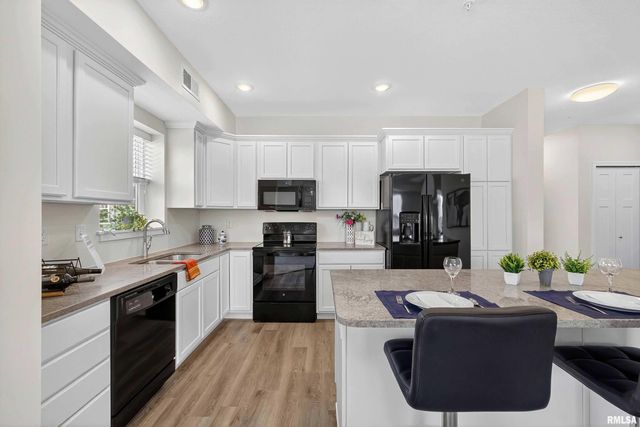 2592 Middle Rd Apt 202, Bettendorf, IA 52722