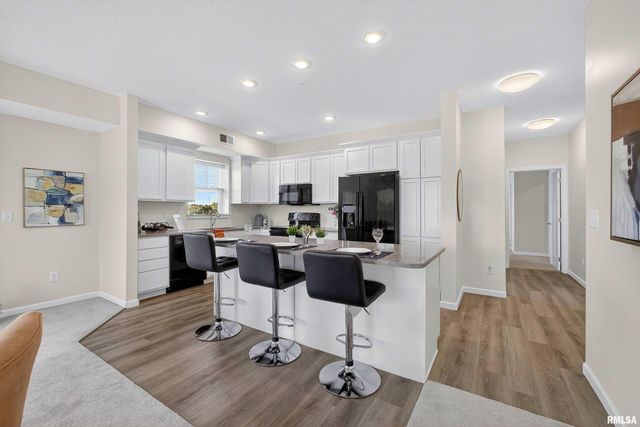 2592 Middle Rd Apt 202, Bettendorf, IA 52722