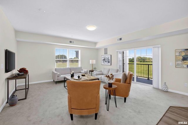 2592 Middle Rd Apt 202, Bettendorf, IA 52722