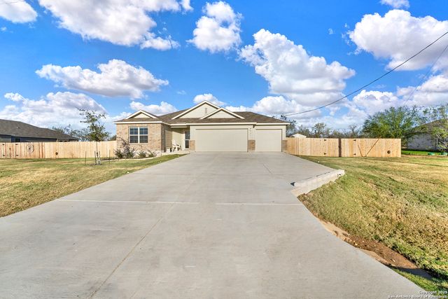 121 Cheyenne Dr, Floresville, TX 78114