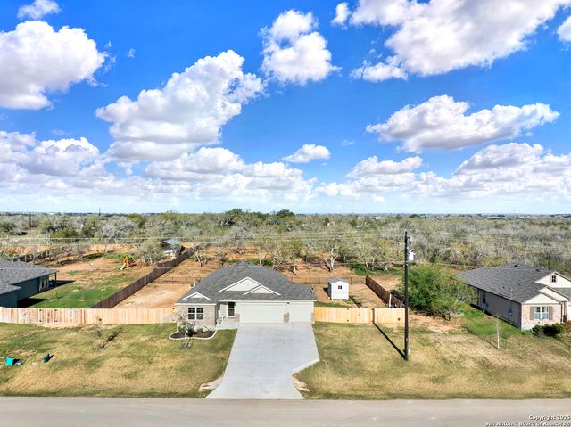 121 Cheyenne Dr, Floresville, TX 78114