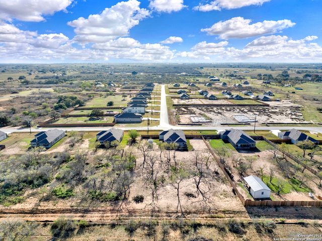 121 Cheyenne Dr, Floresville, TX 78114