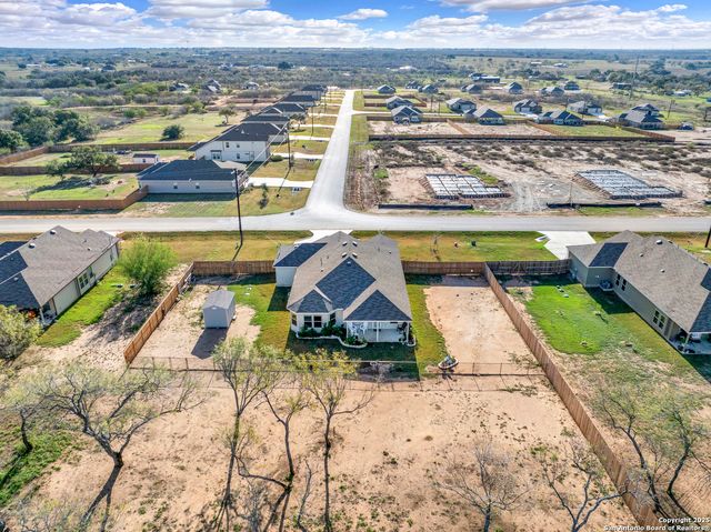 121 Cheyenne Dr, Floresville, TX 78114