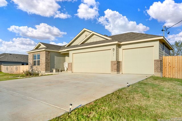 121 Cheyenne Dr, Floresville, TX 78114