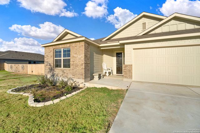 121 Cheyenne Dr, Floresville, TX 78114