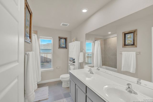 121 Cheyenne Dr, Floresville, TX 78114