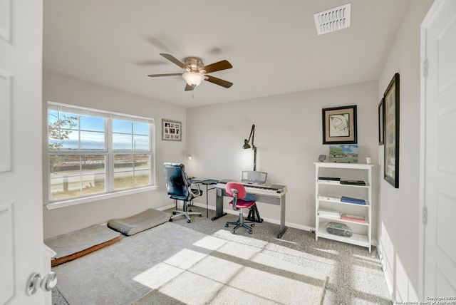 121 Cheyenne Dr, Floresville, TX 78114