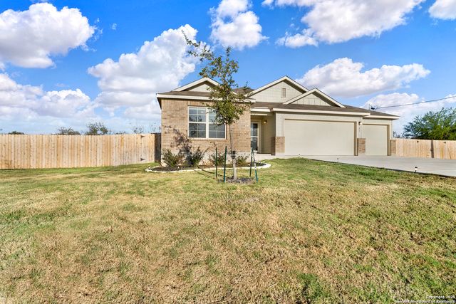 121 Cheyenne Dr, Floresville, TX 78114