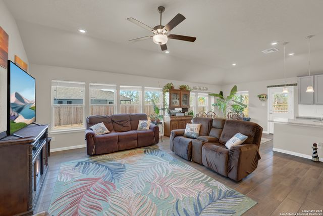 121 Cheyenne Dr, Floresville, TX 78114
